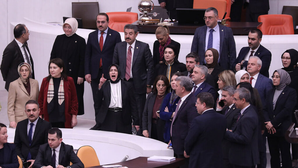 AKP'liler Meclis'i Terk Etti Özlem Zengin Kürsüye Yürüdü!