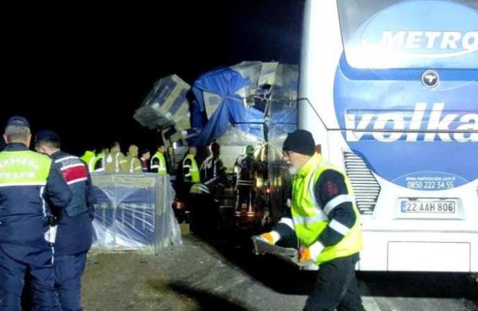 Kuzey Marmara Otoyolu’nun Eyüpsultan kesiminde feci kaza! Yolcu otobüsü ile tır çarpıştı: 1 ölü 37 yaralı