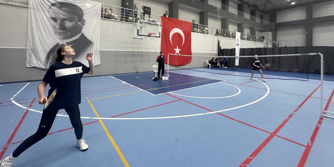 Çocuklar badmintonla şenlendi