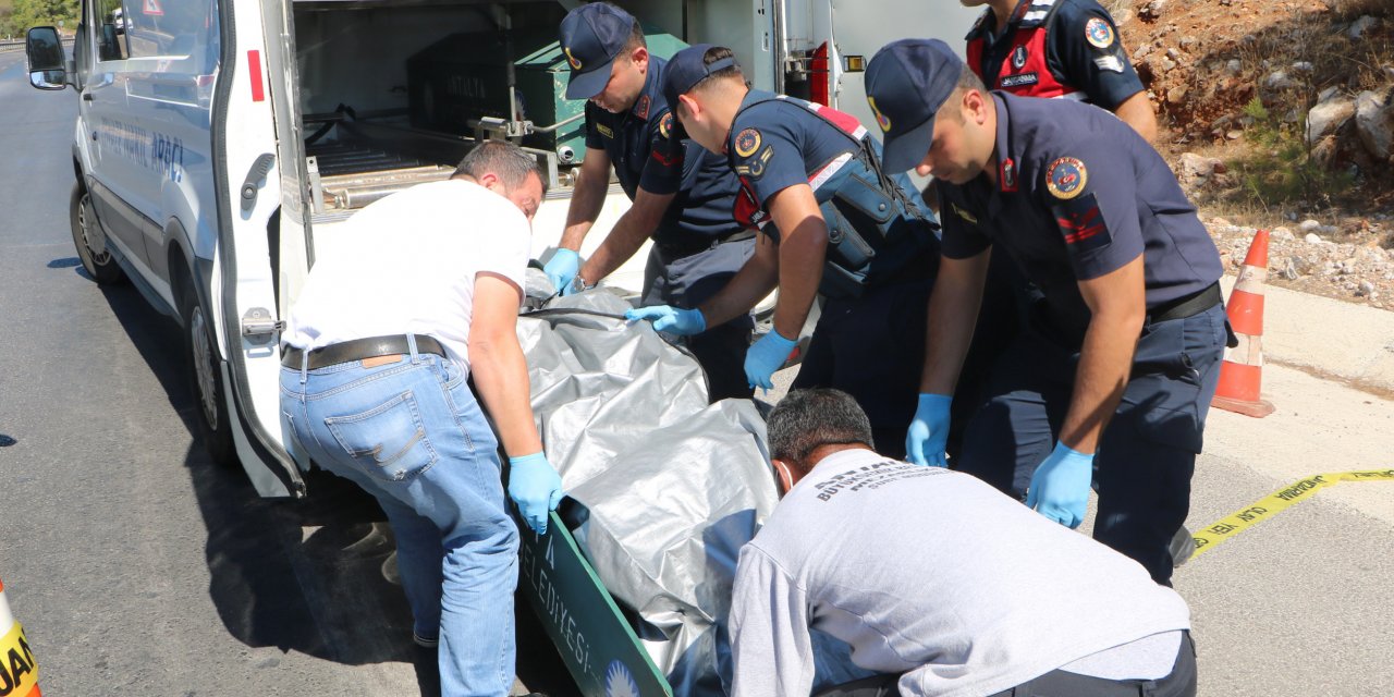 Boğazı Kesilmiş Şekilde Araç İçerisinde Bulundu. Şüpheli: İçerisinde Bıçak ve Para Olan Çantayı Alarak Uzaklaştım