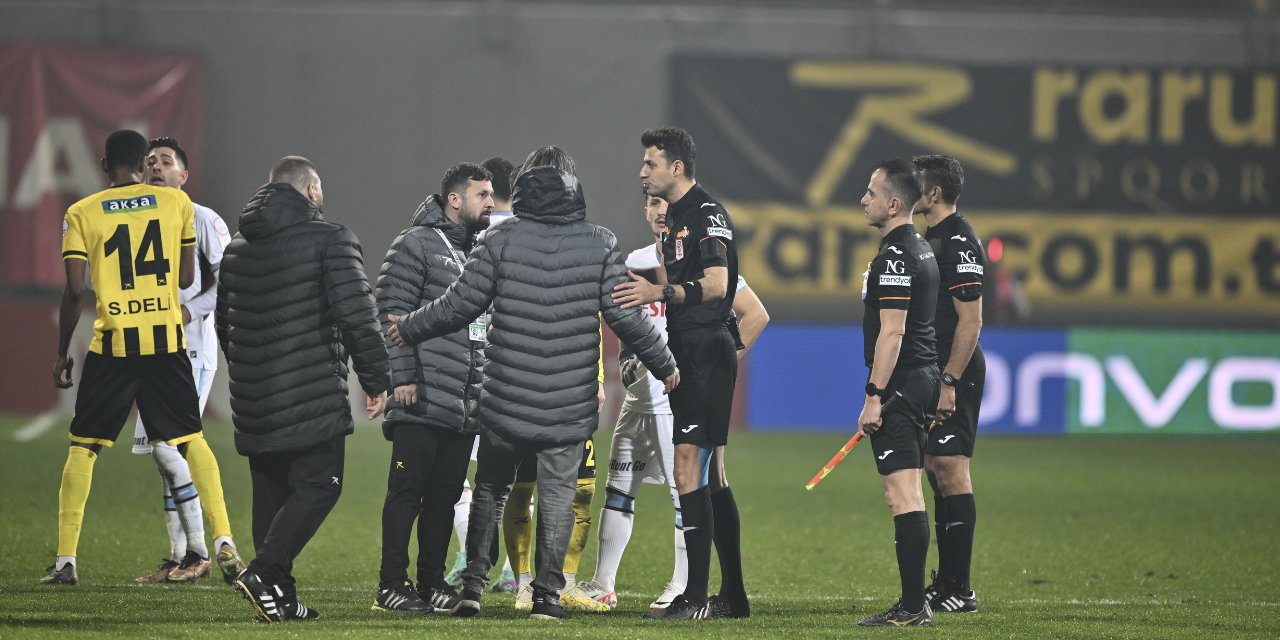 İstanbulspor - Trabzonspor Karşılaşmasında Şoke Eden Karar! Takımı Sahadan Çektiler