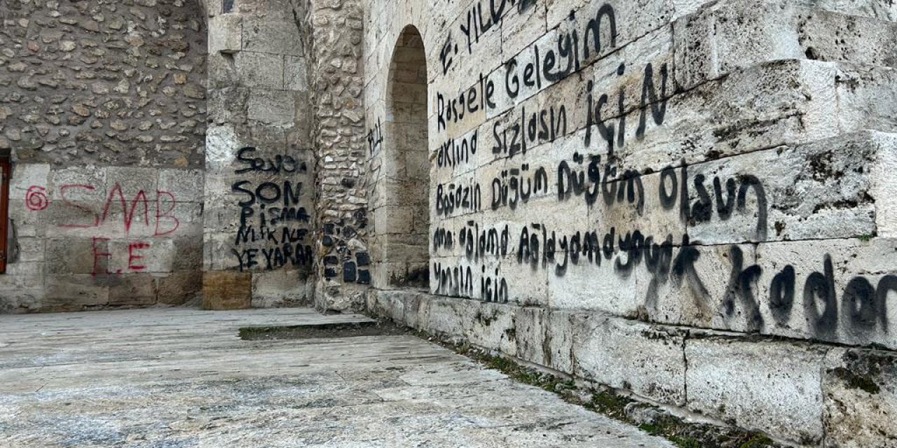 Çifte Minareli Medrese'ye Sprey Boyayla Yazı Yazdılar!