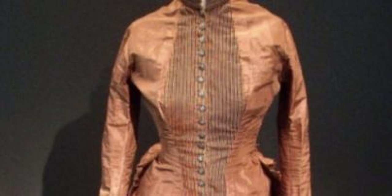 19. yüzyıldan kalma ipek elbisenin içindeki gizemli notlar ,nihayet çözüldü.