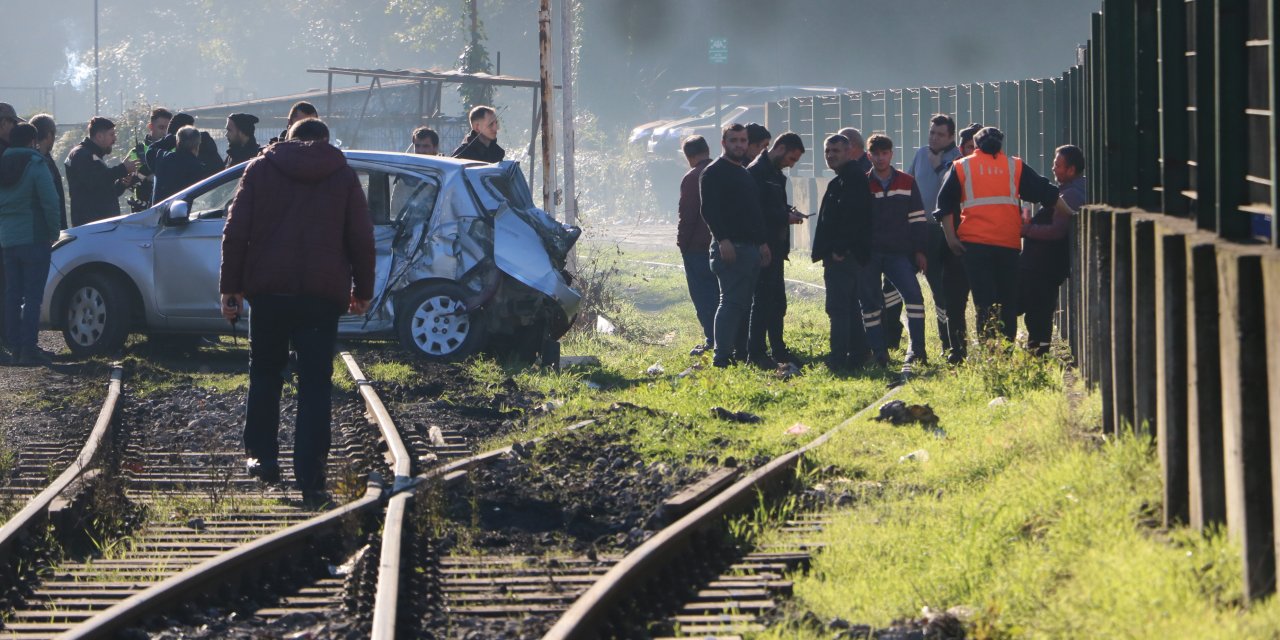 Tren İle Otomobil Çarpıştı: 1'i Çocuk 3 Yaralı