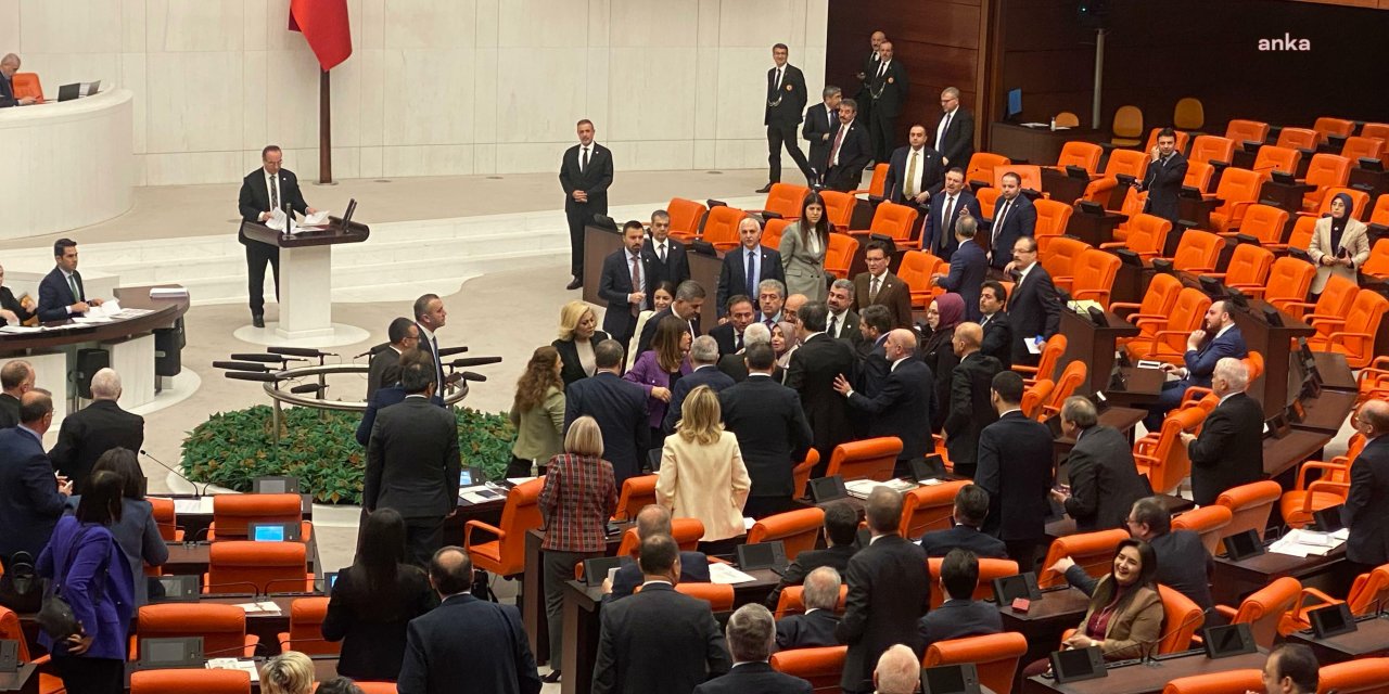DEM ve AKP Birbirine Girdi: Fotoğraf Tartışması Masalara Vurarak Bitti!