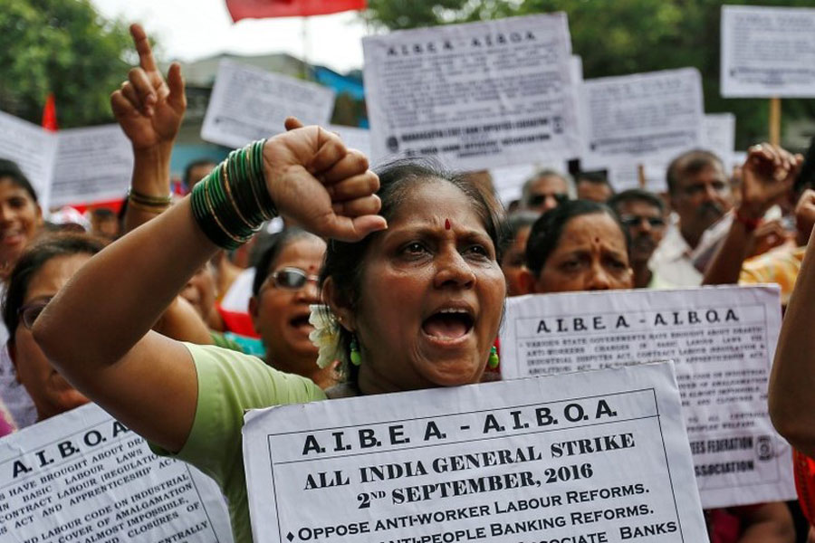 Hindistan’da hemşireler greve çıkıyor