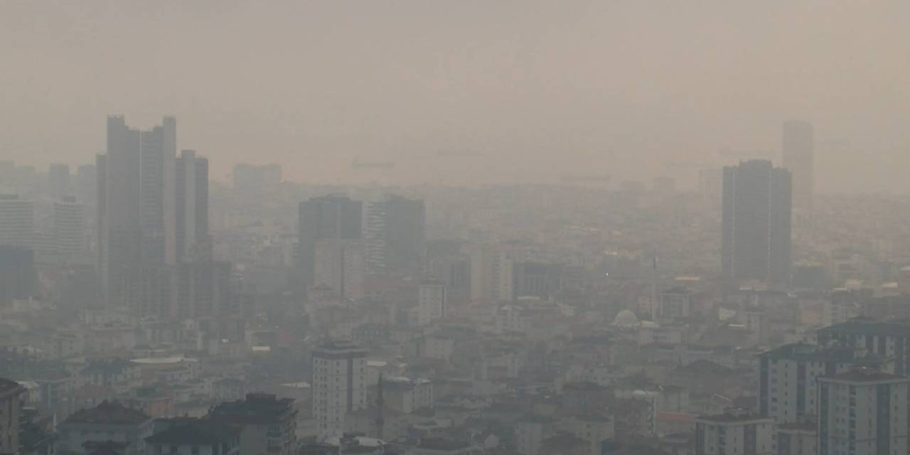 İstanbul'da Anadolu Yakası sis altında: Göz gözü görmedi