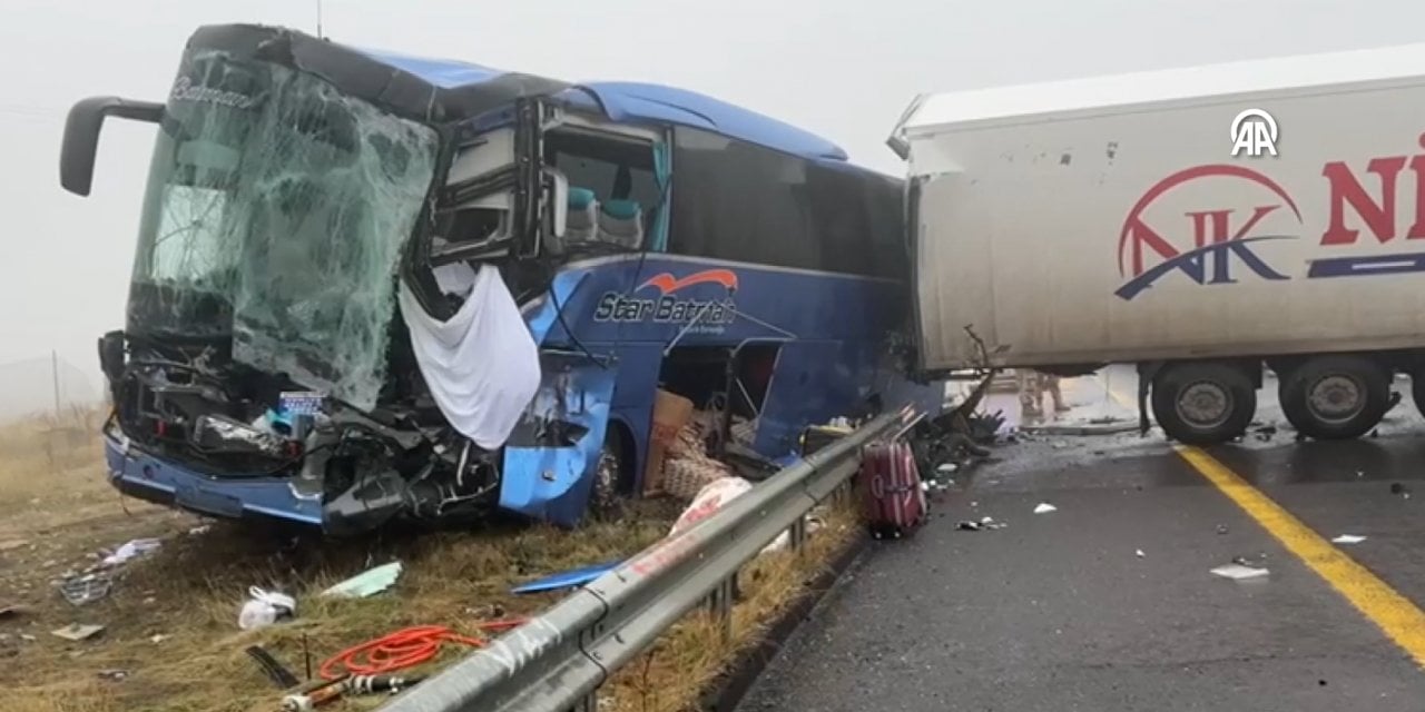 Yolcu Otobüsüyle 2 Tır Çarpıştı: Ölü ve Yaralılar Var