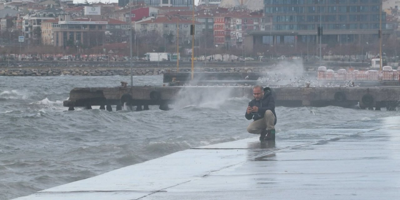 İstanbul'da Dev Dalgalar Sahili Dövdü