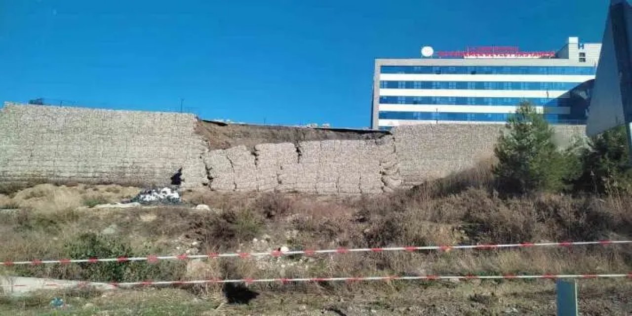 Facia Yaşanacaktı: Devlet Hastanesi'nin Duvarı Çöktü!