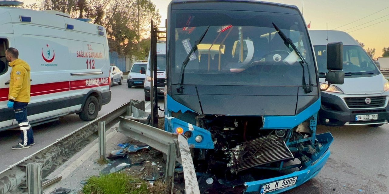 Minibüs Bariyere Çarptı: 15 Yaralı