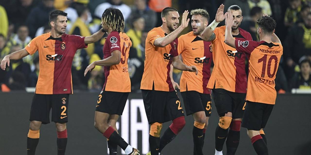 Galatasaray'a 2 Yıldızından Kötü Haber!