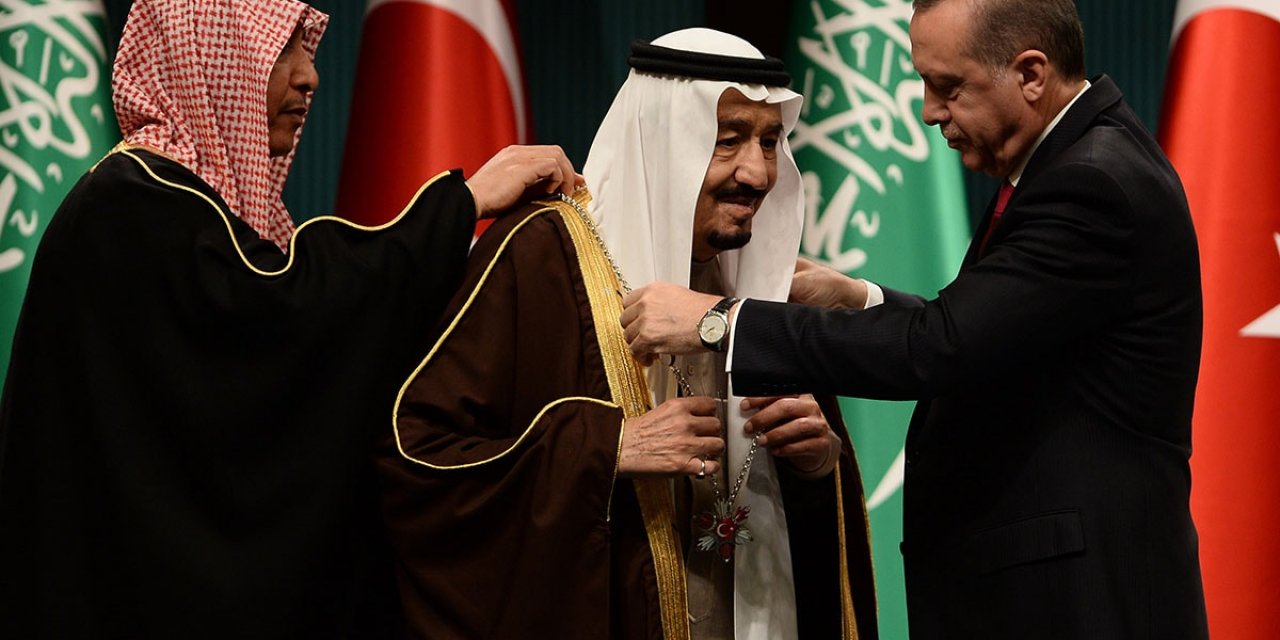 Arşiv Yine Unutmadı! AKP İktidarı Suudi Kralı İçin Milli Yas İlan Etti, Anıtkabir'e Gitmeyen Yeni Krala Devlet Nişanı Taktı
