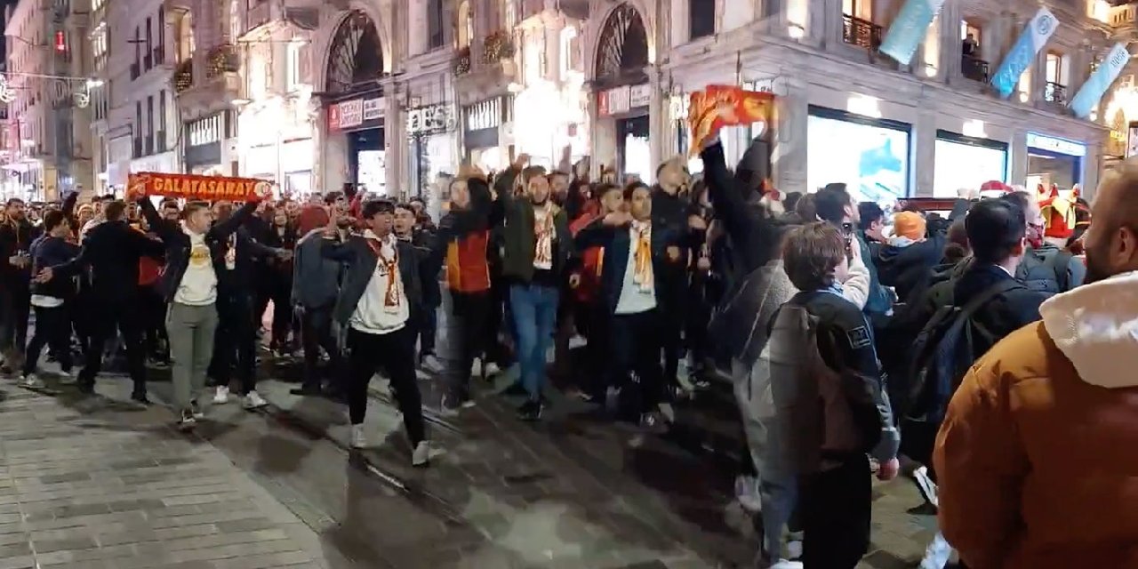 Galatasaraylılar İstiklal'e Akın Etti: Cadde İzmir Marşı'yla İnledi