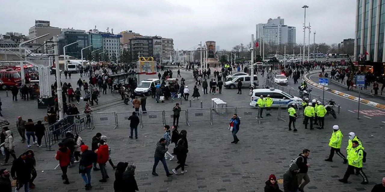 Taksim'de TOMA'lar ve Bariyerlerle Yılbaşı Kutlaması