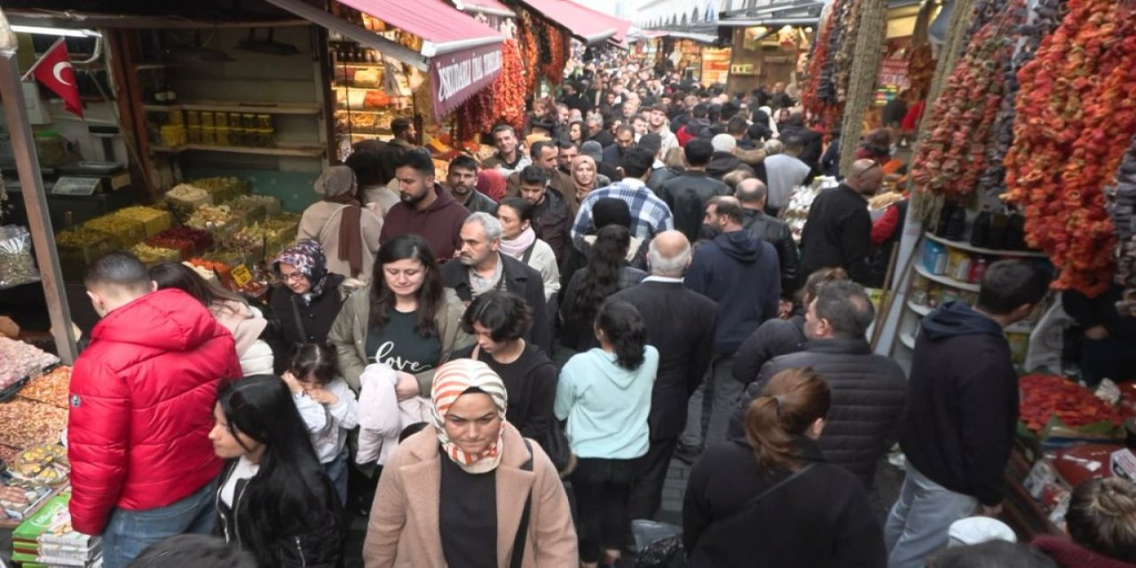 Eminönü'nde Yılbaşı Alışverişi Yoğunluğu