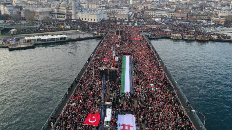 İstanbul'da Galata Köprüsü'nde Büyük Filistin Mitingi
