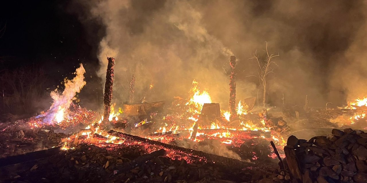 Bir Yangın Faciası Daha: Sinop'ta 5 Ev Yandı 2 Kişi Hayatını Kaybetti!
