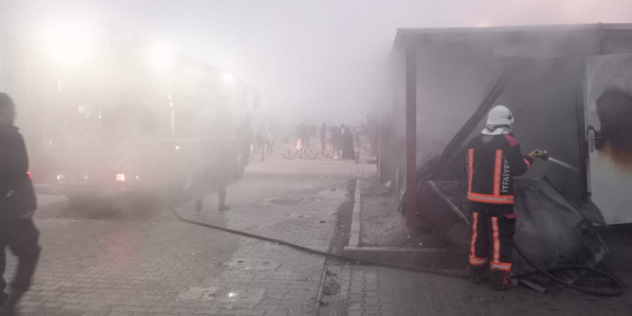 Deprem Bölgesinde Yangın Çıktı Konteyner Kent Alevlere Teslim Oldu!