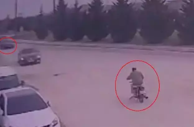 Feci Kaza Kamerada; Otomobilin Altına Giren Motosikletli Ağır Yaralandı