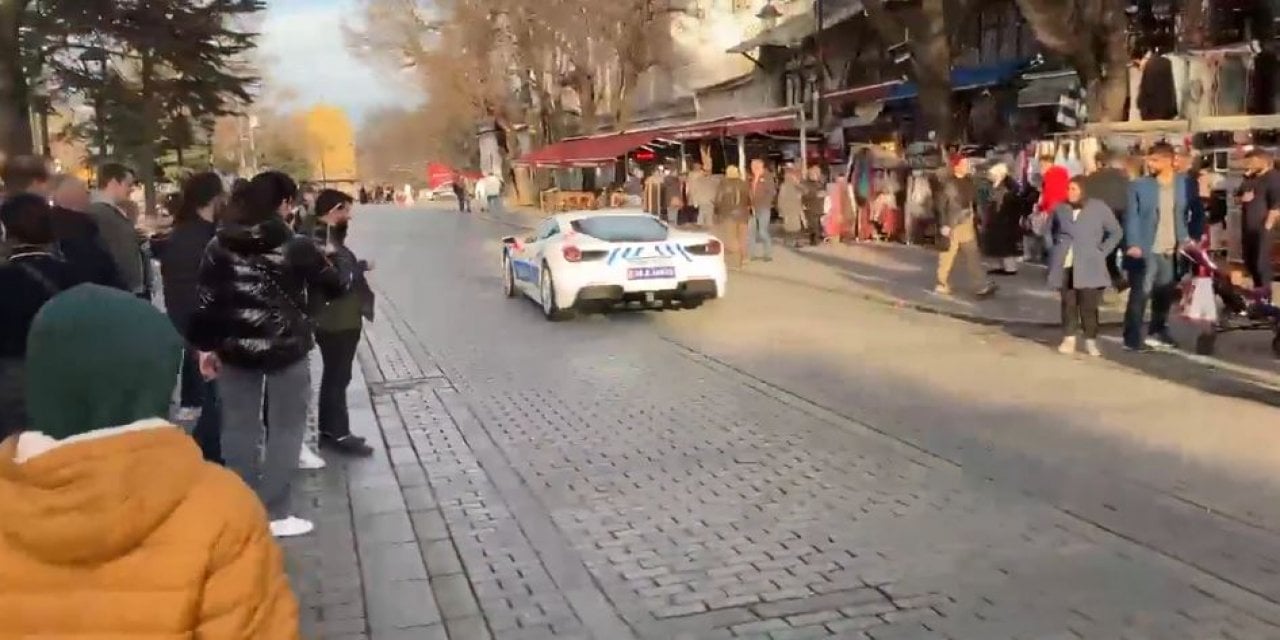 Sultanahmet Yarış Pistine Döndü! Ferrariyle Şov