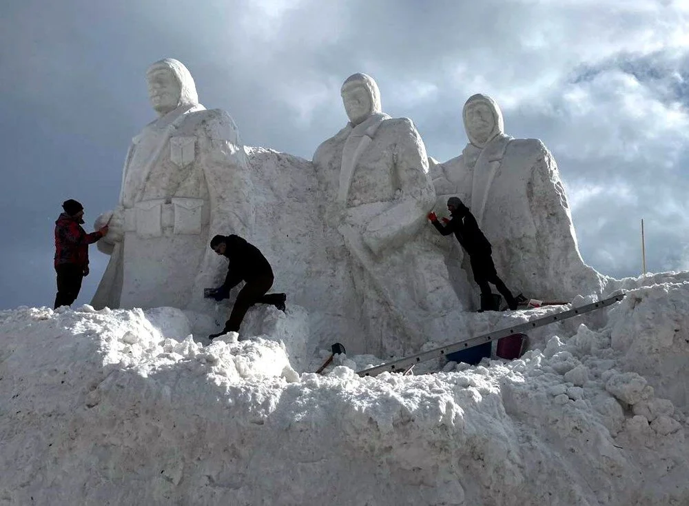 Sarıkamış şehitlerini anmak için kardan heykeller yapıldı