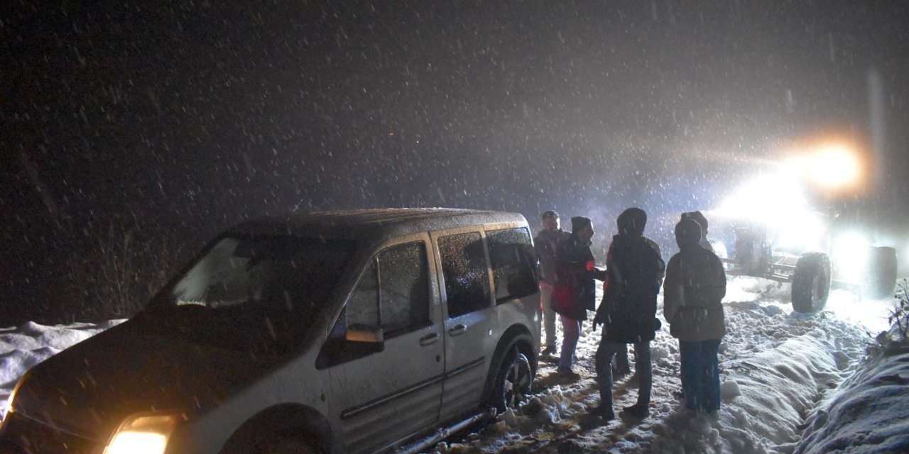 Bitlis'te Kar ve Tipi 10 Kişiyi Esir Aldı