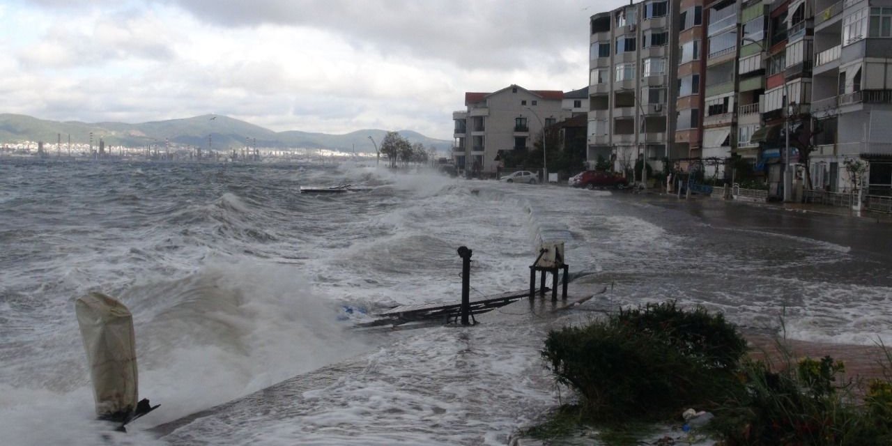 Kocaeli'de Fırtına: Deniz Taştı Caddeler Sular Altında!