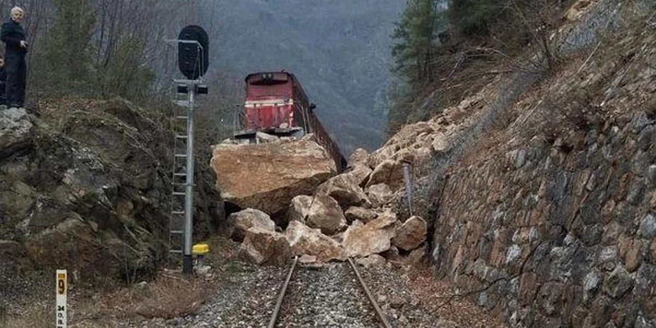 Karabük'te Demir Yolu Üzerine Düşen Kaya Parçaları, Yük Trenini Raydan Çıkardı