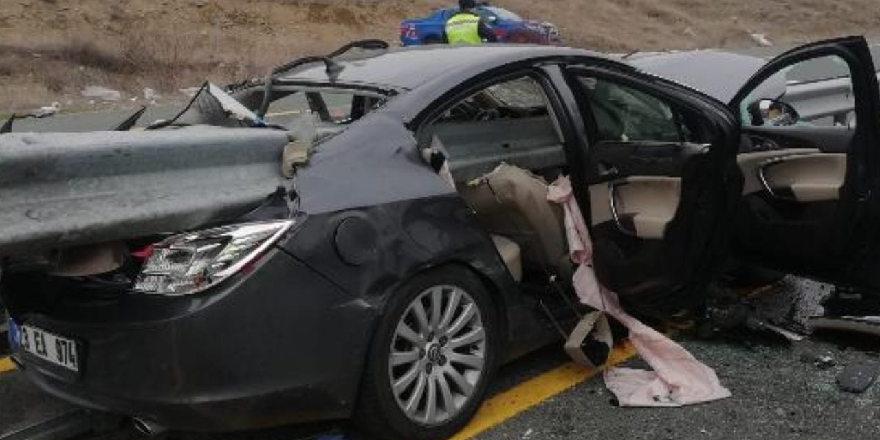Otomobil Bariyere Ok Gibi Saplandı Feci Kaza Can Aldı!