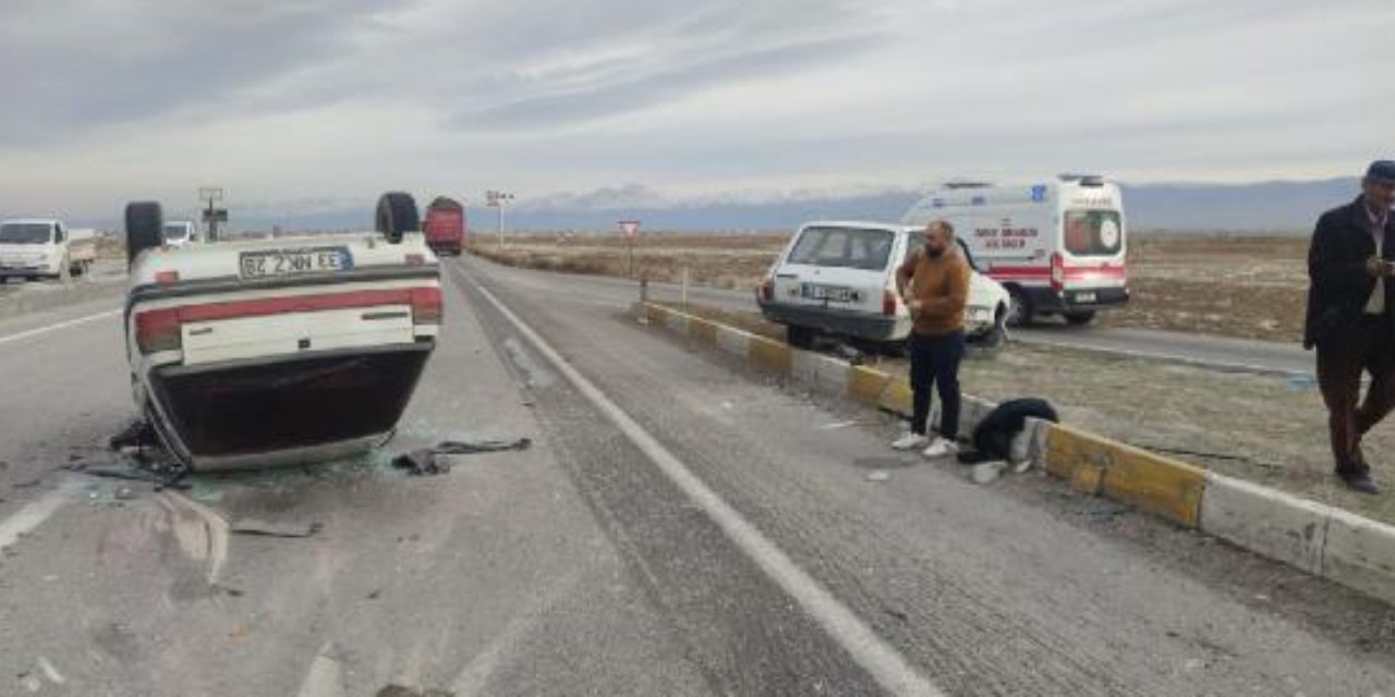 İki Otomobil Çarpıştı: 8 Kişi Yaralandı