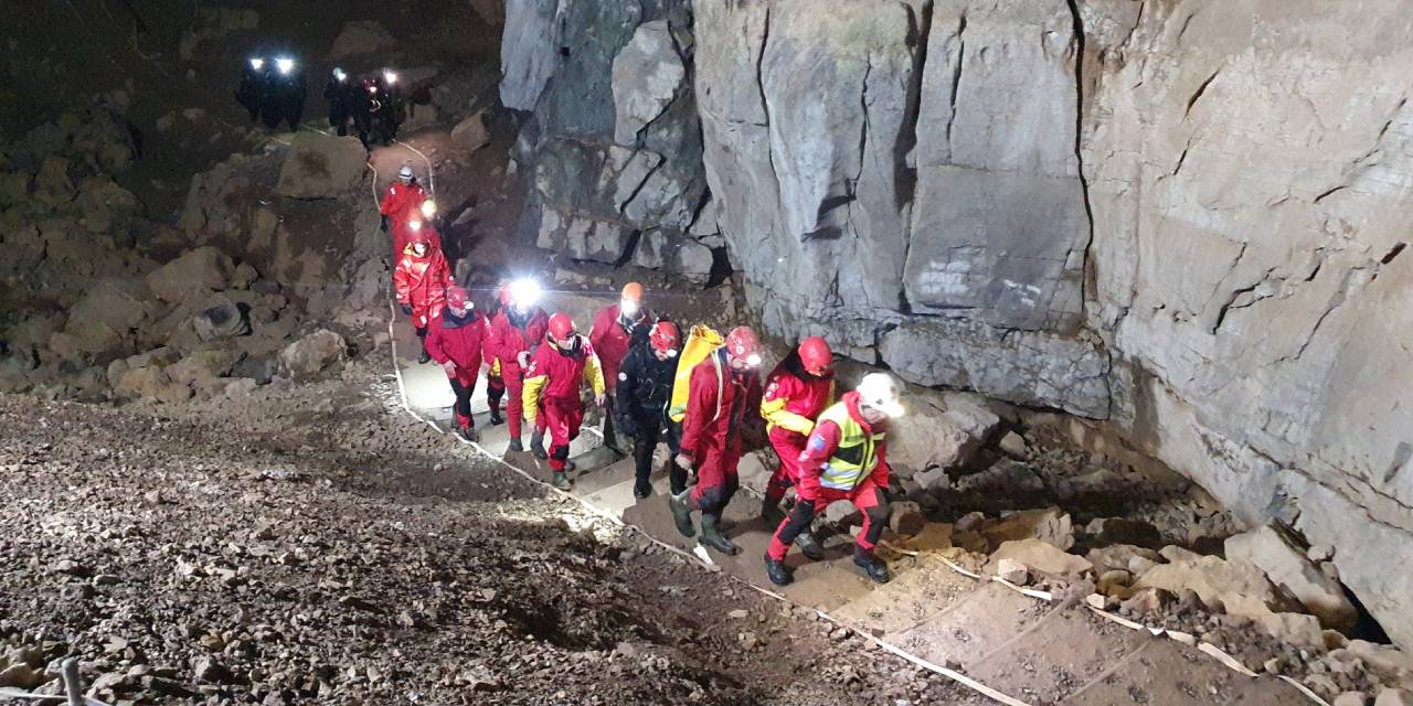 Mağarada günlerdir mahsur olan 5 kişi kurtarıldı