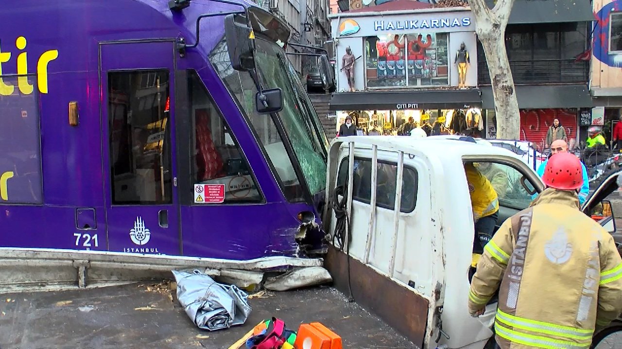 Karaköy'de Tramvay Kamyonete Çarptı