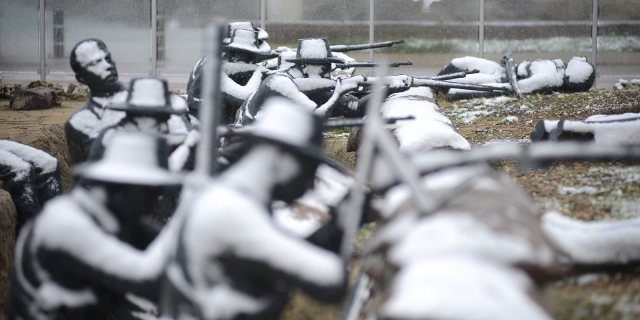 Çanakkale Savaşı'nın Tüm Detaylarını Gösteren Parkta Yer Alan, Bire Bir Boyutlardaki 40 Heykel Kar Yağışıyla Farklı Bir Görünüm