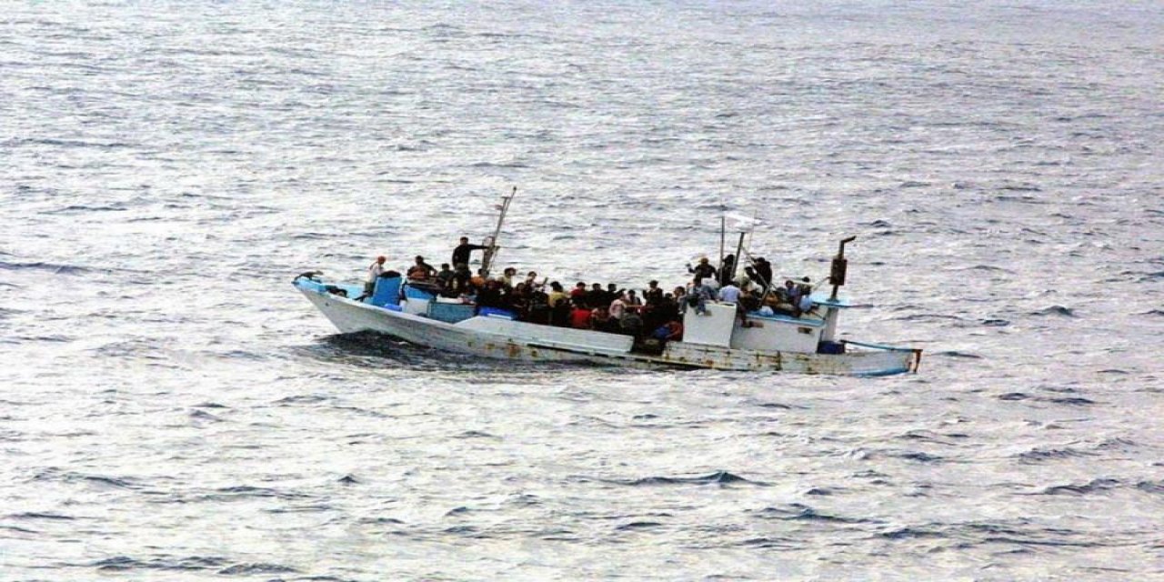 Ege'de Göçmen Teknesi Kayalıklara Çaptı: Çok Sayıda Ölü ve Yaralı Var!