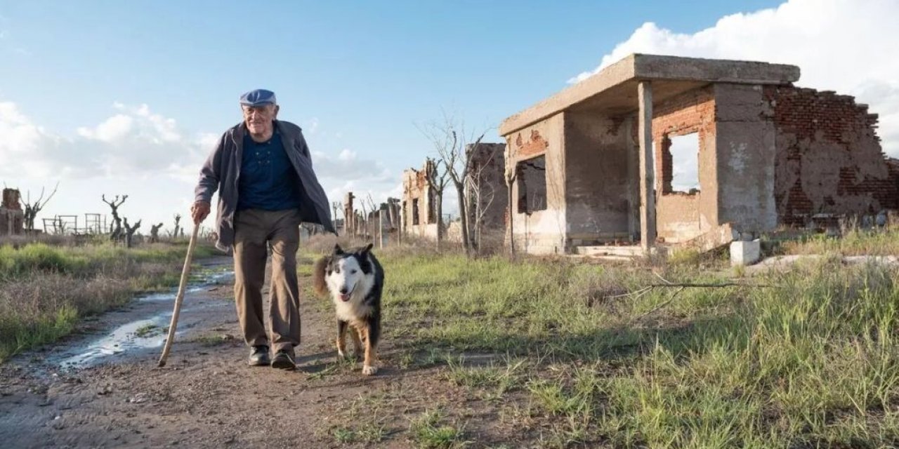 "Gezegendeki en yalnız adam":  Terk edilmiş bir "hayalet köyde" nasıl yaşıyor?