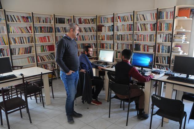 Komünist Belediye'den örnek proje; belediyenin girişi artık kütüphane
