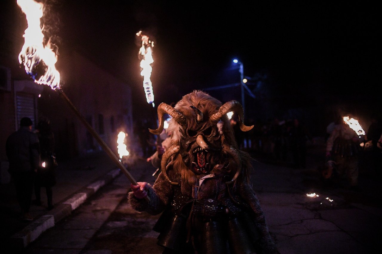 Bulgaristan'da Kukeri Festivali Düzenlendi