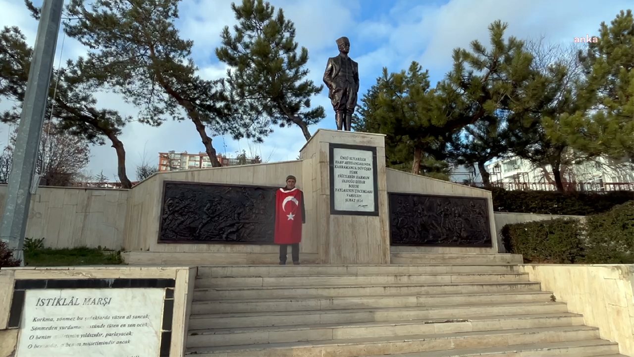 Yozgat'ta Bir Vatandaş Şehitler İçin Atatürk Anıtı Önünde Nöbet Tuttu
