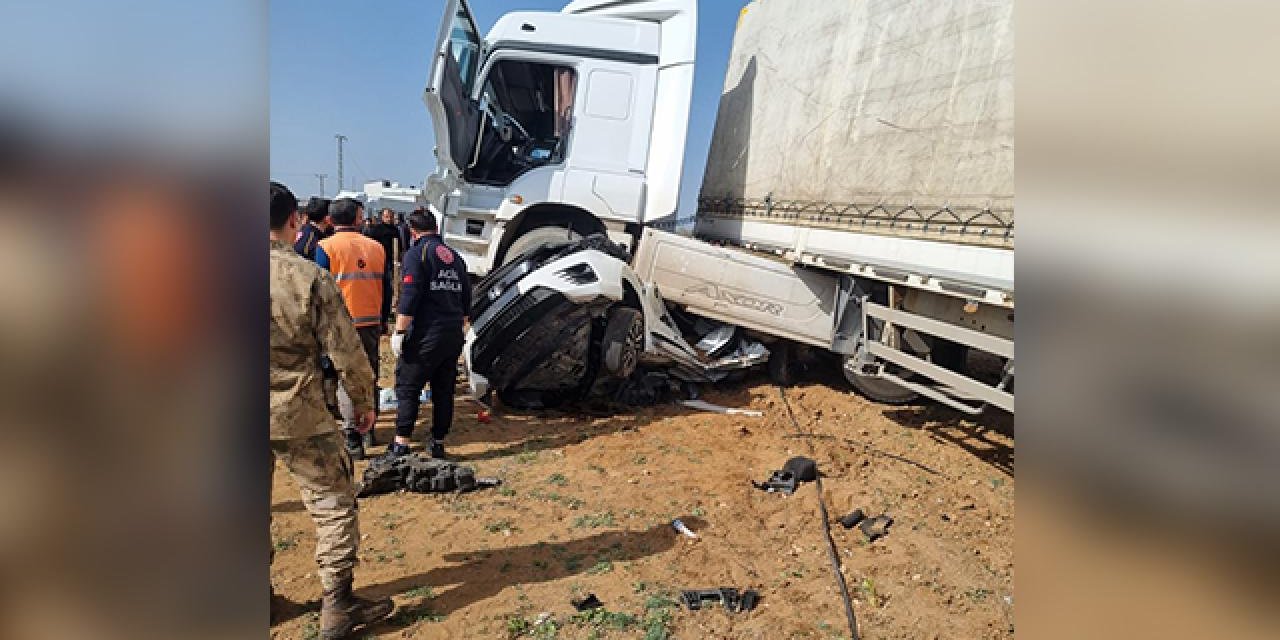 Mardin'de TIR ile Otomobil Çarpıştı: 2 Ölü, 2 Yaralı