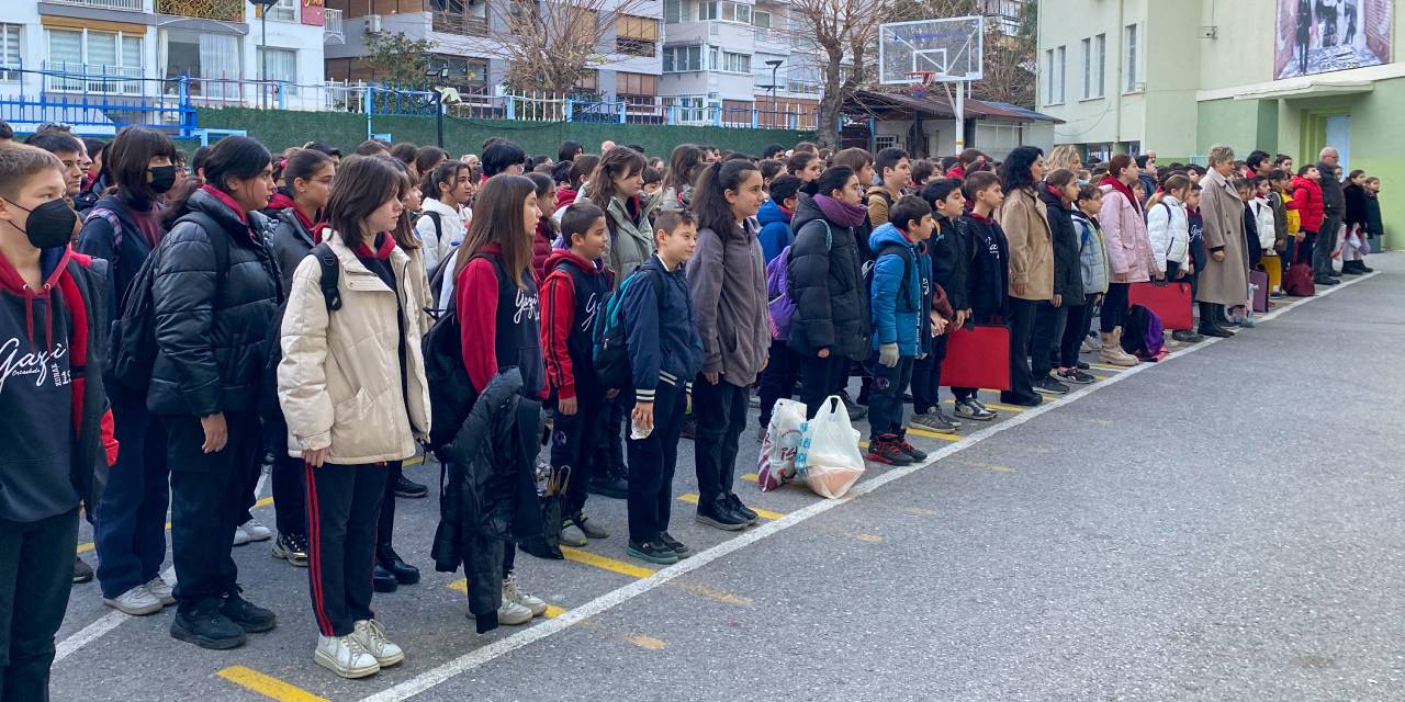 Tüm okullar, haftaya şehitlere saygı duruşuyla başladı