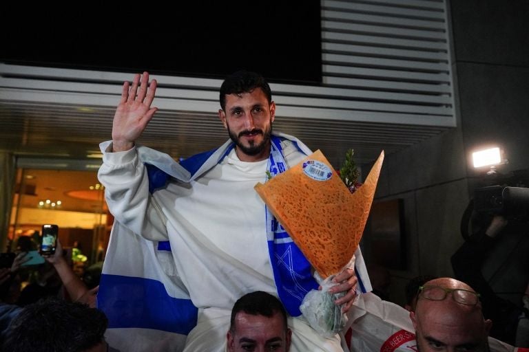 İsrailli Futbolcu Ülkesinde Kahraman Gibi Karşılandı