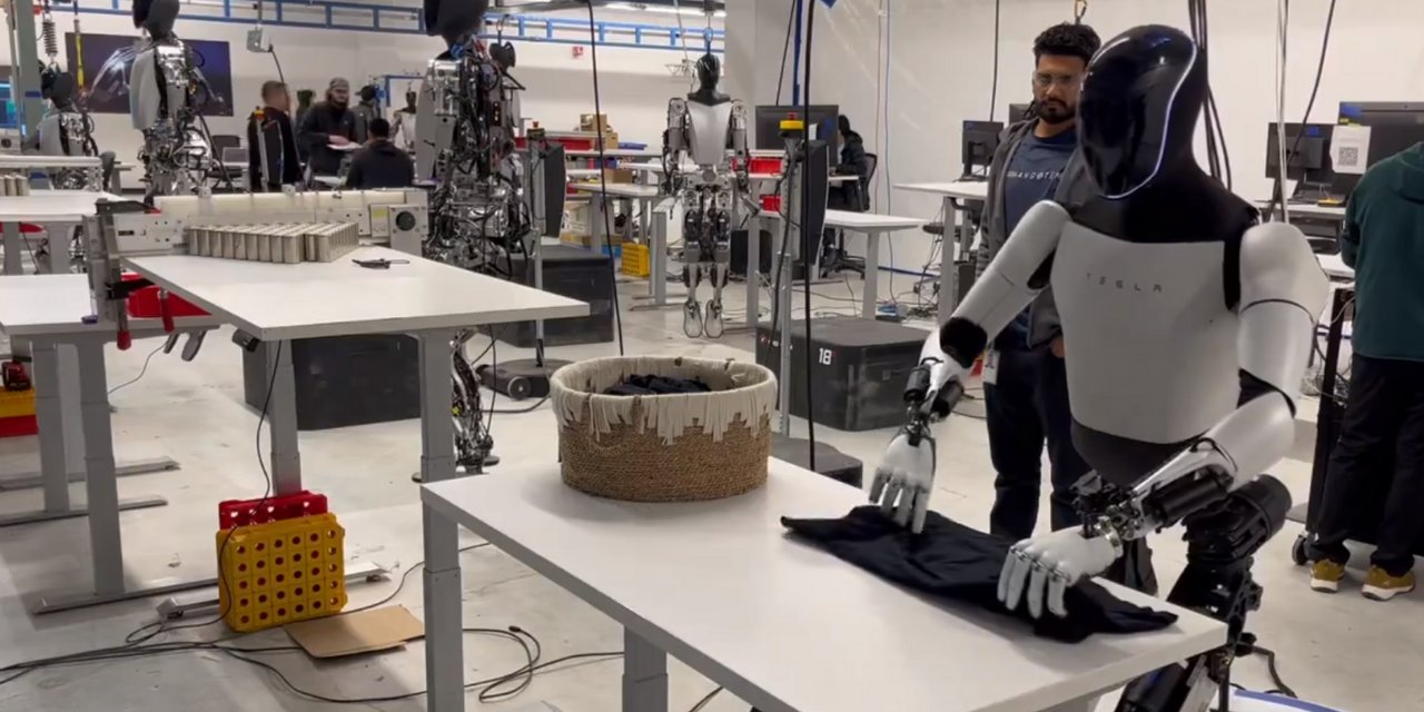 Elon Musk'ın İnsansı Robotu Çamaşır Katladı