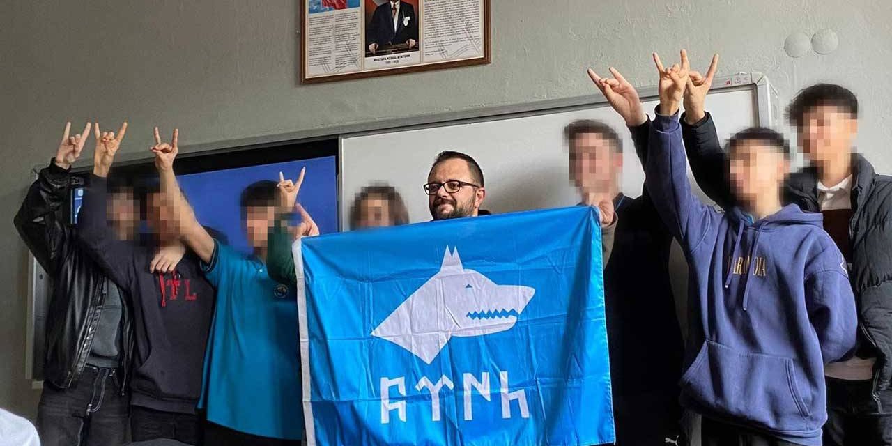 Siyaset Okullara Girdi: Öğretmen Bayrak Açtı Öğrenciler Bozkurt İşareti Yaptı