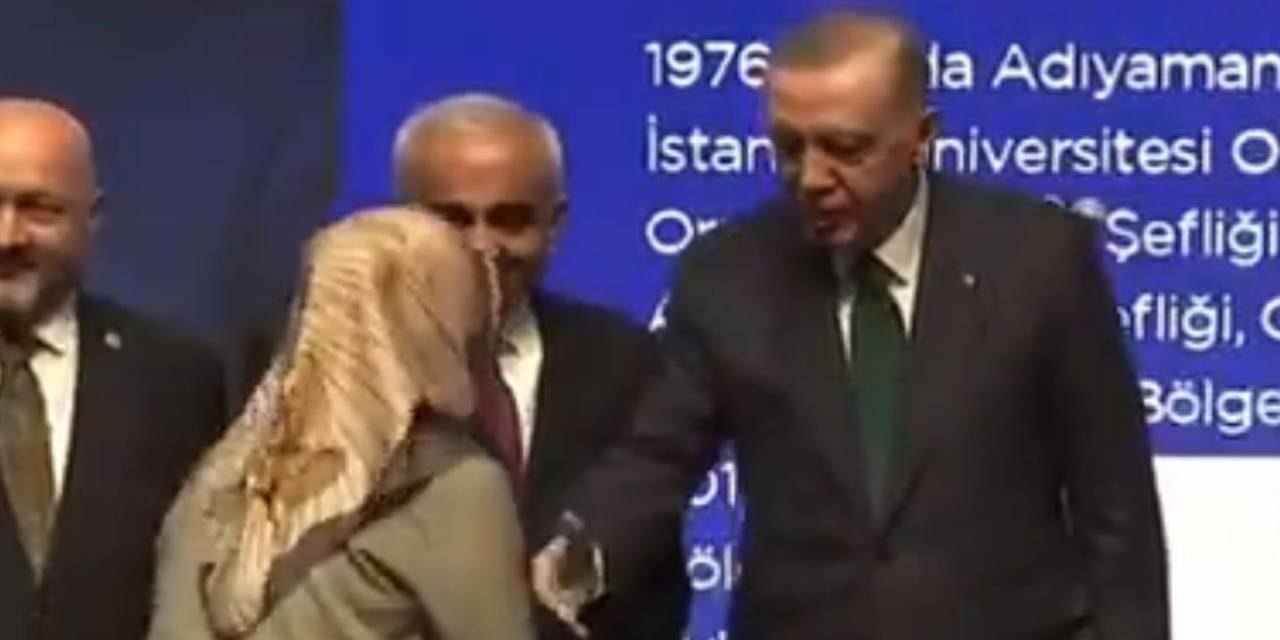 Sahnede ilginç an: Erdoğan'ın eli havada kaldı
