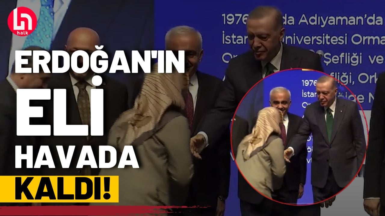 Sahnede Erdoğan'ın eli havada kaldı!