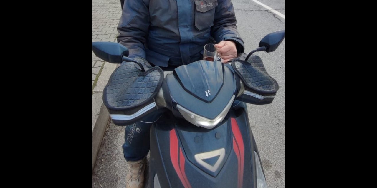Elinde Çay Bardağıyla Motosiklet Kullandı: Cezadan Kaçamadı