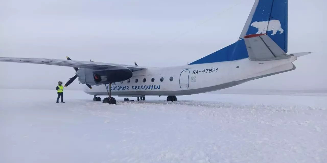 Karlı Havada İniş Yapan Uçak Pistte Kaydı