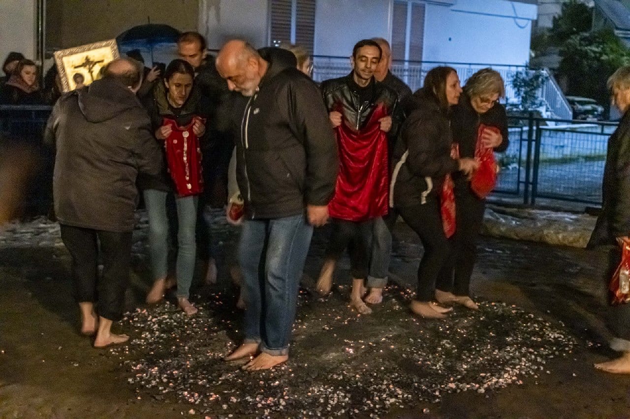 ''Anastenaria'' Ritüeli Düzenlendi: Yalın Ayak Ateşte Yürüdüler