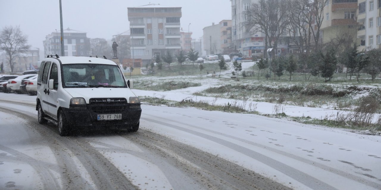 İstanbul'un Sınırında Kar Yağışı Etkili Oluyor